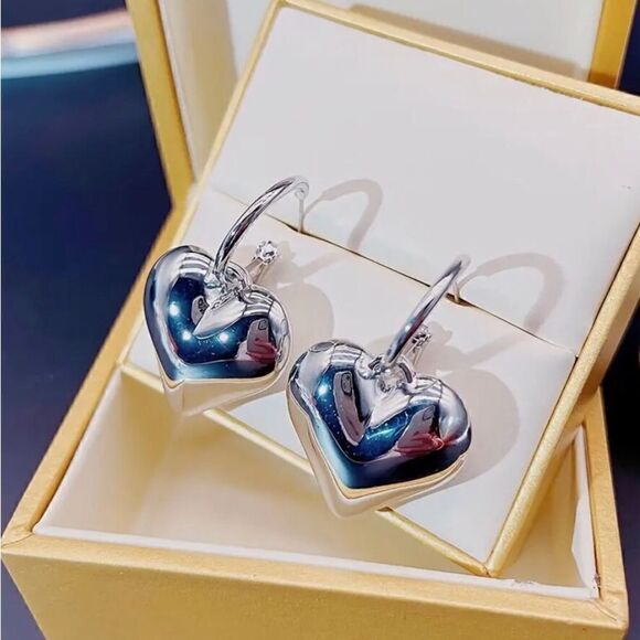🩶 NEW silver puffy heart dangle hoop earrings 🩶 - Picture 5 of 6